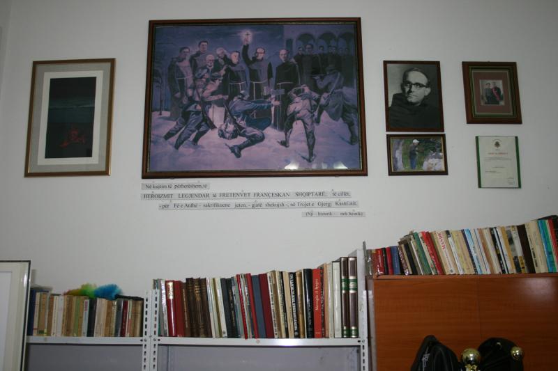 Kamer van AMbroz Martini rechts foto van Koning Albert en Koningin Paola. In het midden een schilderij waarop de executies te zien zijn.