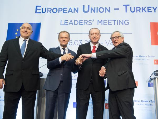 Symbolic handshake between Boyko Borissov, Donald Tusk, Recep Tayyip Erdoğan and Jean-Claude Juncker