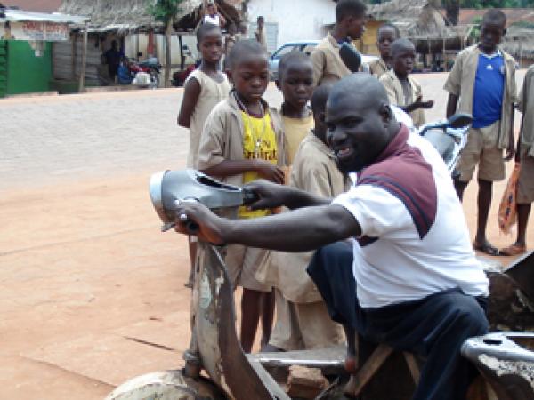 Het zwarte goud van gehandicapten in Benin